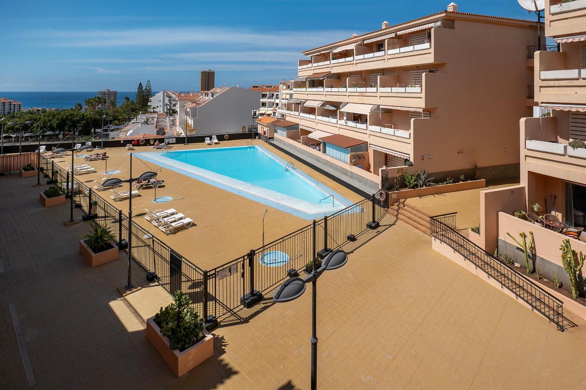 Los Cristianos Piscina Y Terraza Bagian luar foto