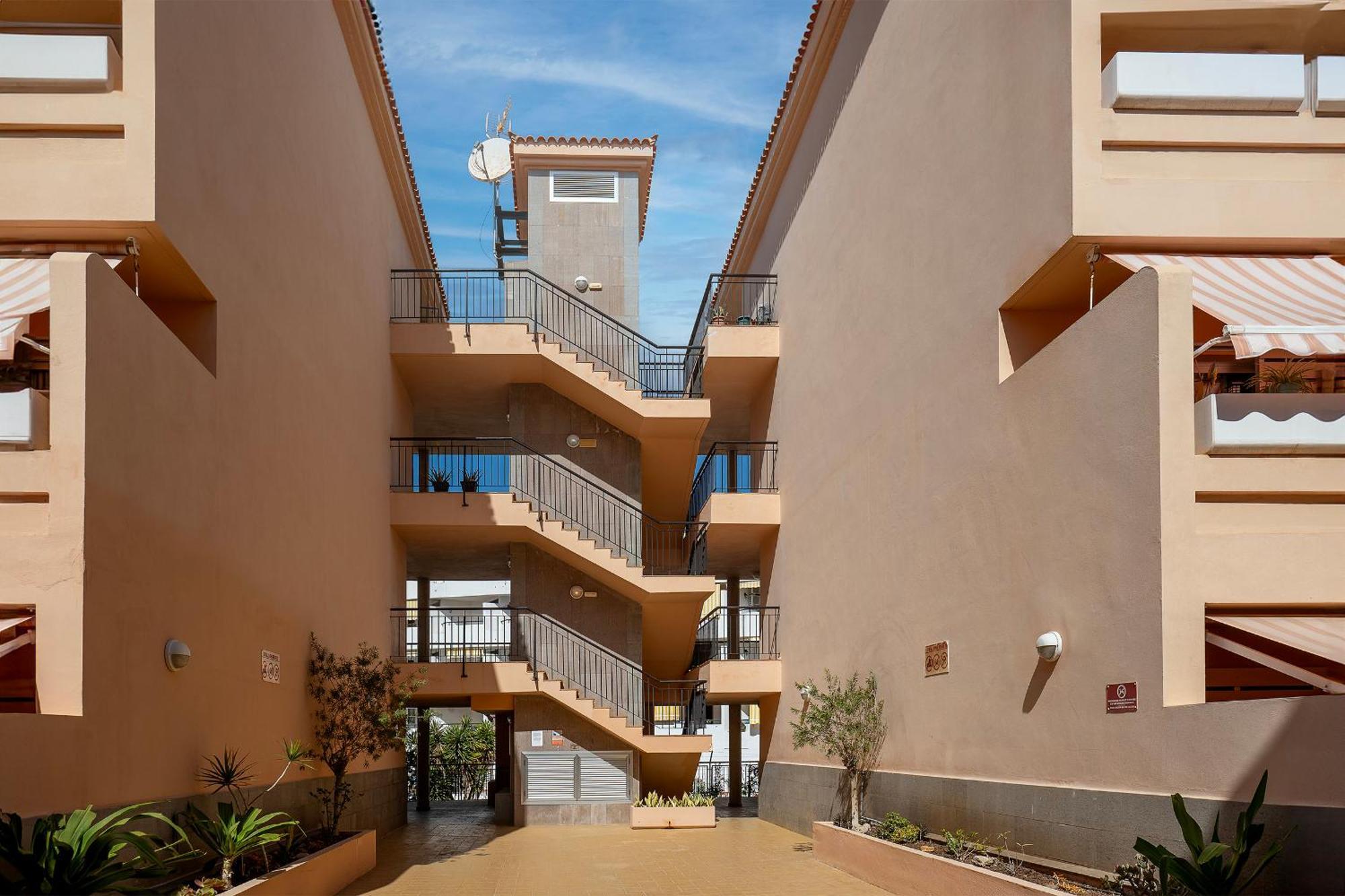 Los Cristianos Piscina Y Terraza Bagian luar foto