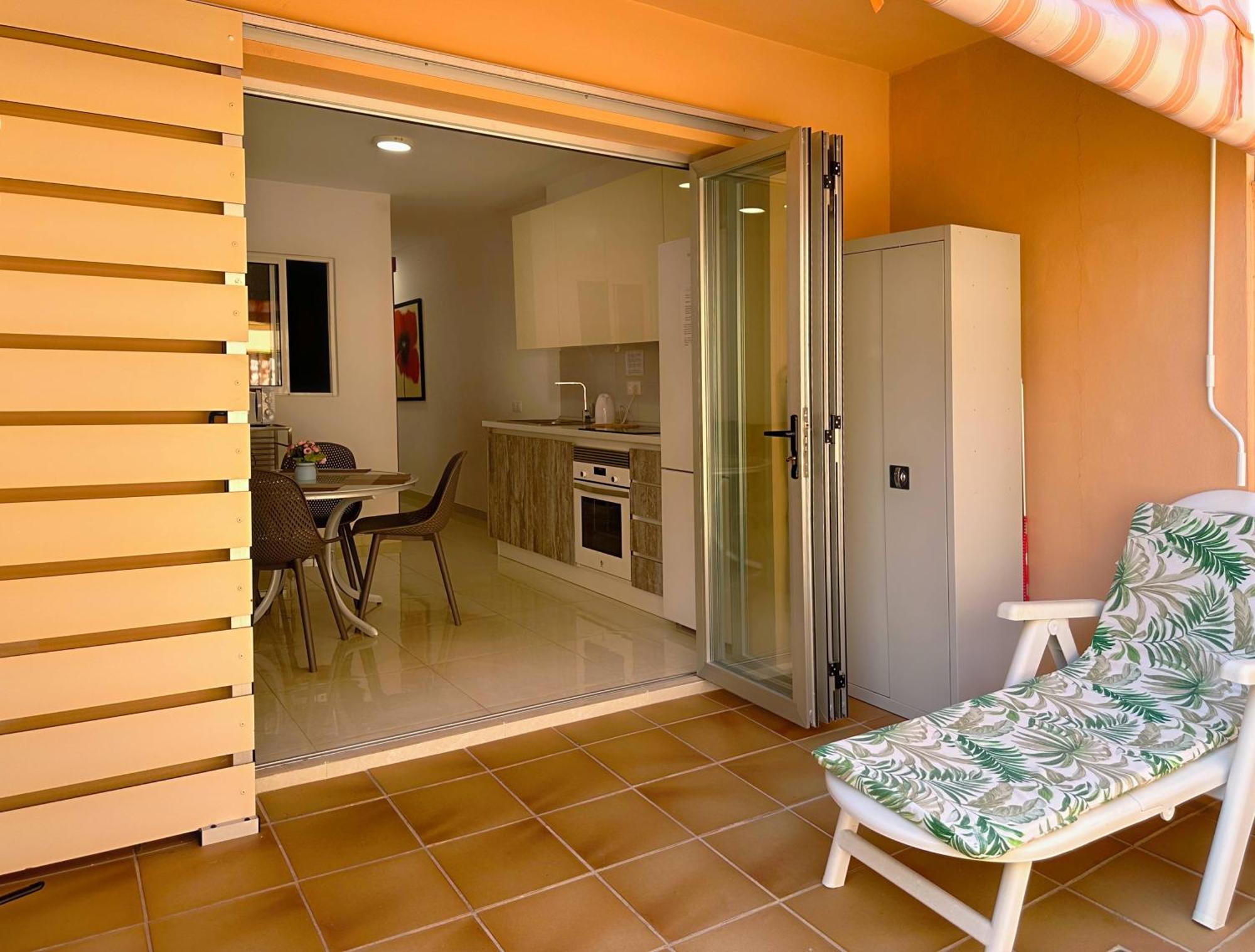 Los Cristianos Piscina Y Terraza Bagian luar foto